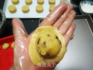 椰蓉蔓越莓月饼的做法步骤:11