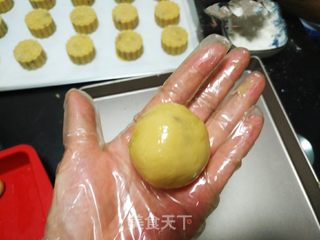 椰蓉蔓越莓月饼的做法步骤:12