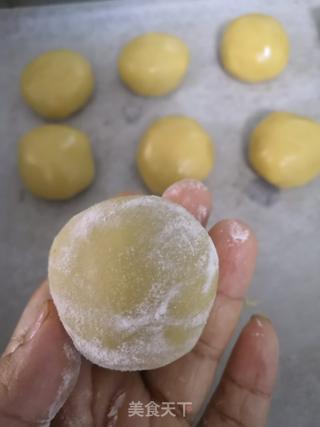 玫瑰豆沙广式月饼的做法步骤:11