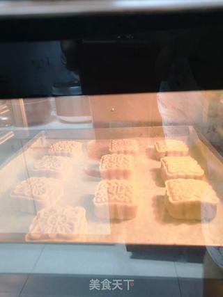 玫瑰豆沙广式月饼的做法步骤:14