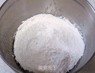 莲蓉蛋黄月饼的做法步骤:2