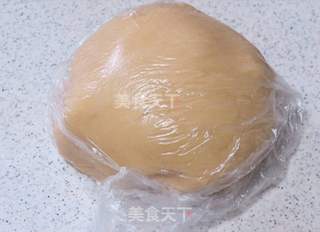 莲蓉蛋黄月饼的做法步骤:3