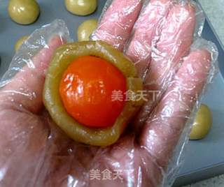 莲蓉蛋黄月饼的做法步骤:6