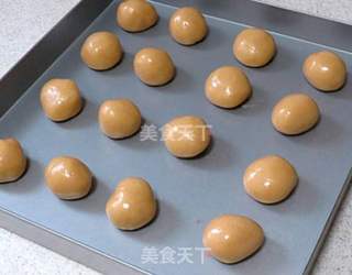 莲蓉蛋黄月饼的做法步骤:8