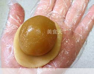 莲蓉蛋黄月饼的做法步骤:9
