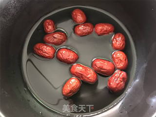 桂圆红枣雪梨的做法步骤:2