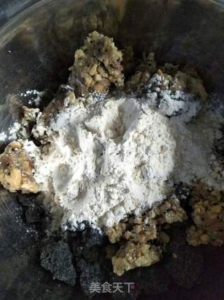 黑芝麻五仁月饼的做法步骤:2