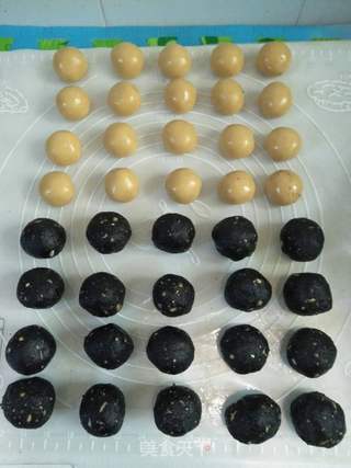 黑芝麻五仁月饼的做法步骤:4