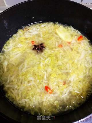 家常版酸菜汆白肉的做法步骤:4