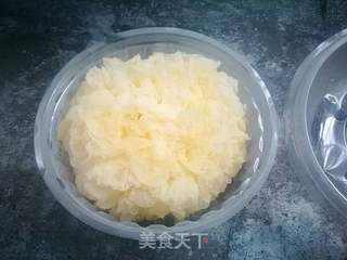 水果银耳羹的做法步骤:2