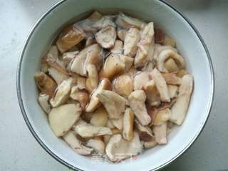 小油菜鲜蘑肉圆汤的做法步骤:2
