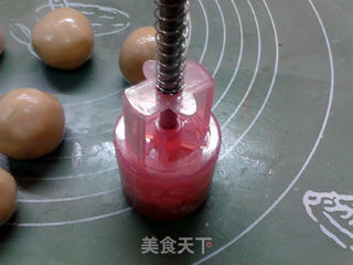 奶香栗蓉月饼的做法步骤:12