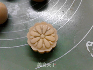 奶香栗蓉月饼的做法步骤:13