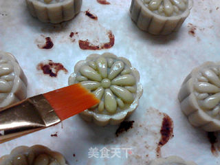 奶香栗蓉月饼的做法步骤:16