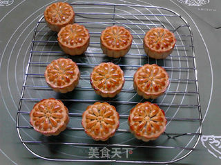 奶香栗蓉月饼的做法步骤:17