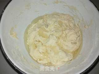 韭菜鸡蛋馅饼的做法步骤:2