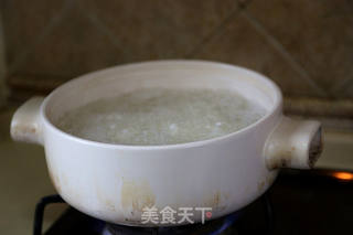 干贝皮蛋瘦肉粥的做法步骤:2