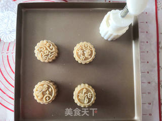 莲蓉月饼的做法步骤:4