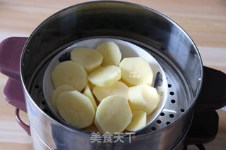 金枪鱼肠焗土豆泥的做法步骤:2