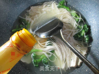 西兰花小素鸡荞麦面的做法步骤：4