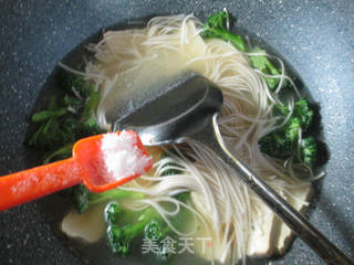 西兰花小素鸡荞麦面的做法步骤：6