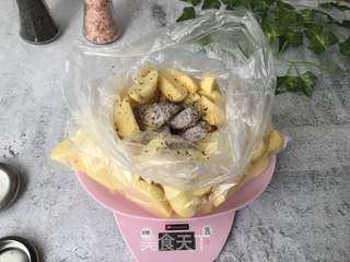 海盐黑椒烤薯角的做法步骤:3
