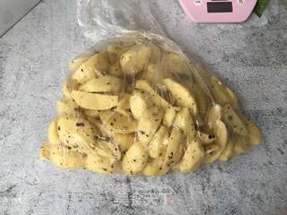 海盐黑椒烤薯角的做法步骤:4