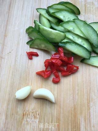 黄瓜拌梭子蟹肉的做法步骤:3