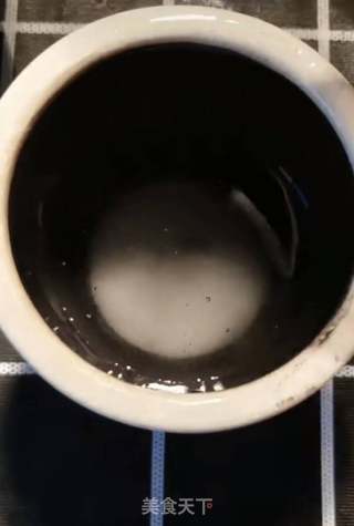 盐爆花生米的做法步骤：2