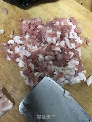 梅菜扣肉饼的做法步骤：2