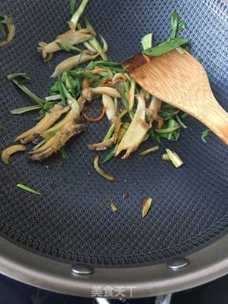 鲍鱼炒面的做法步骤:12