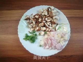 香菇瘦肉炒饭的做法步骤：2