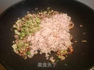 香菇瘦肉炒饭的做法步骤:6