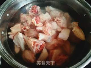 香菇炖鸡汤的做法步骤：2
