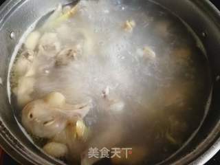 香菇炖鸡汤的做法步骤：4