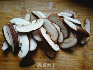 香菇炖鸡汤的做法步骤：1