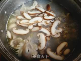 香菇炖鸡汤的做法步骤：5