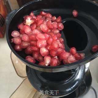 鲜榨石榴汁的做法步骤:3