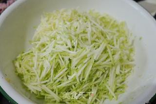 西葫芦韭菜鸡蛋馅水饺的做法步骤:3