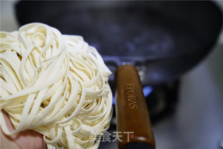 酸菜肥肠宽面的做法步骤:11