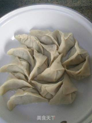 腊肉香菇锅贴饺子的做法步骤:11