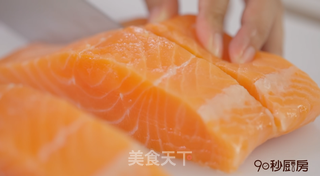 三文鱼还在生吃吗?90秒厨房教你做美味的焦糖三文鱼!的做法步骤:2