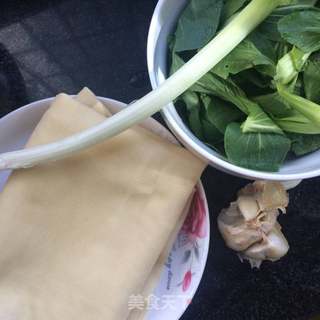 油泼豆皮的做法步骤：1