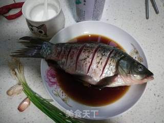 红烧鲫鱼的做法步骤:2