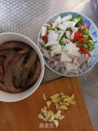 红烧大虾的做法步骤：1