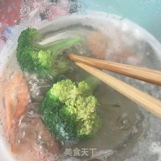 鲜虾蔬菜沙拉的做法步骤:6