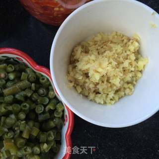 嫩姜炒酸豆角的做法步骤:2