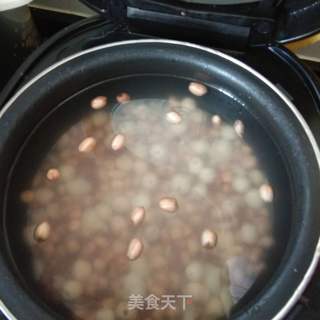 红豆薏仁银耳花生莲子粥的做法步骤：1