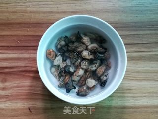 蚝豉鱿鱼咸蛋粥的做法步骤:3
