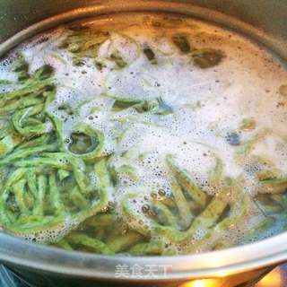 酸汤菠菜面的做法步骤:6